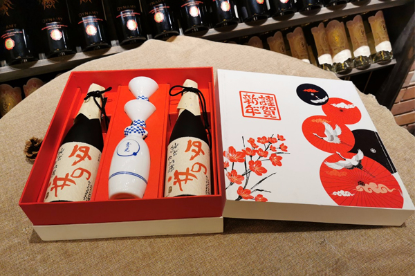 Hộp quà sake Tsukinoi Daiginjo 720ml