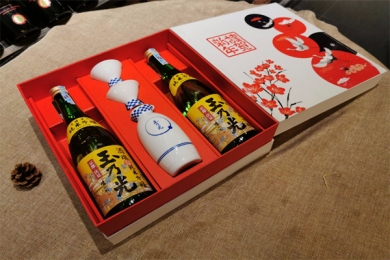 Hộp quà sake Junmai Ginjo Shukon 720ml