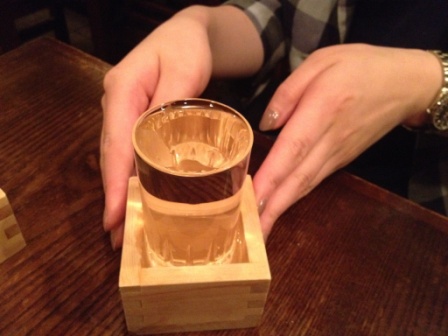 Uống rượu sake nhật bản bằng cốc masu như thế nào?