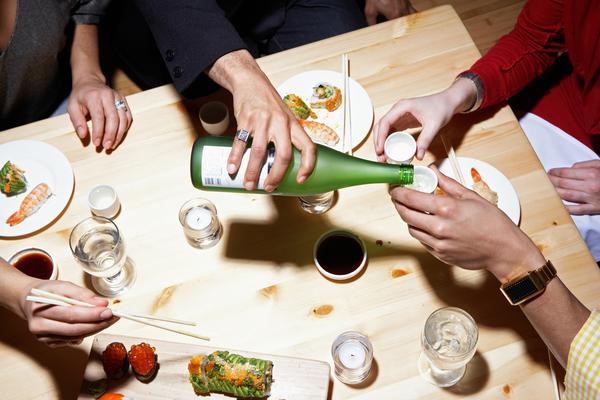 Uống cho đến khi gục ngã - văn hóa làm việc không thể thiếu của người Nhật Bản