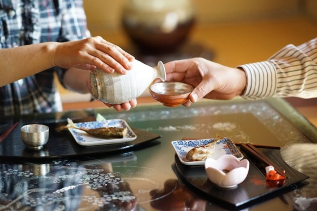 nghi thức uống rượu sake