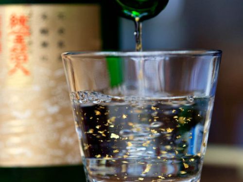 Tại sao rượu sake lại sử dụng vàng? Có ảnh hưởng tới sức khỏe không?